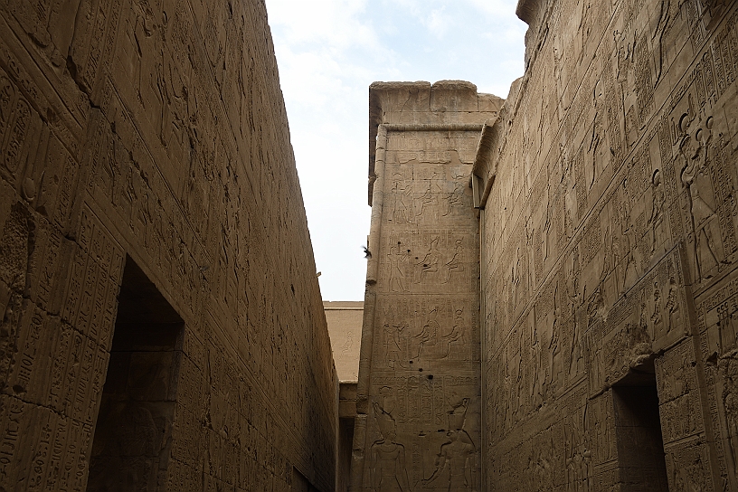 24 MAK_6290.jpg - Attorno al sacrario uno stretto corridoio esterno.